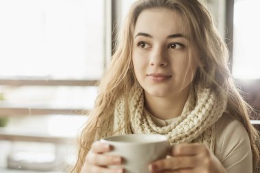 Kafede Çay İçen Kadın