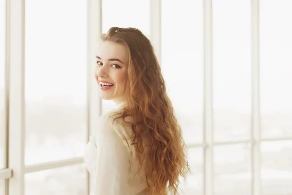 Schöne junge Frau am Fenster — Stockfoto