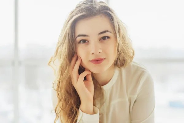 Bela jovem mulher por janela — Fotografia de Stock