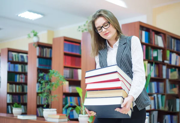 Chica en la sala de la biblioteca — Foto de Stock