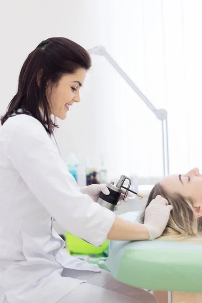 Liquid nitrogen cryotherapy procedure — Stock Photo, Image