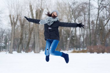 Kadın güneşli kış park