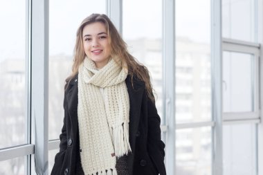 güzel genç kadın pencere tarafından