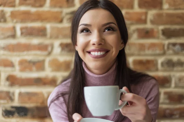 Mulher bebendo café no café — Fotografia de Stock