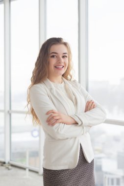 güzel genç kadın pencere tarafından