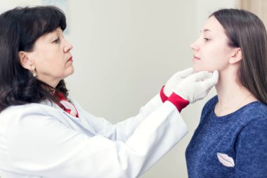 Terapist boğaz inceliyor