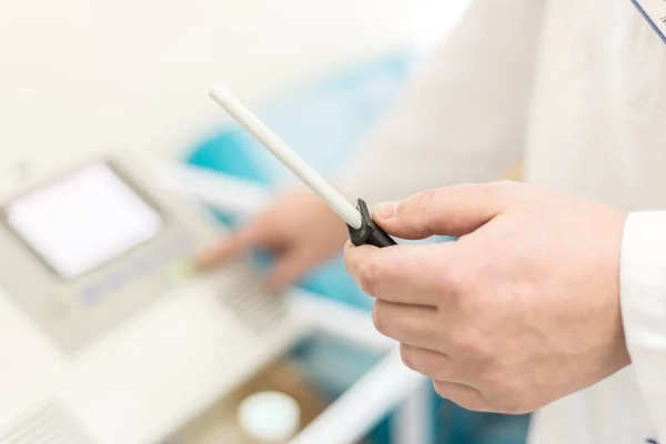 Proctologista segurando Ligador hemorroidal — Fotografia de Stock