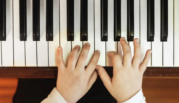 Petite fille jouant du piano — Photo