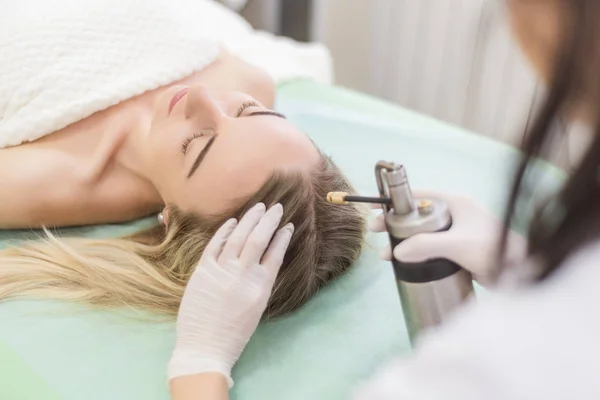 Procedimiento de crioterapia con nitrógeno líquido — Foto de Stock