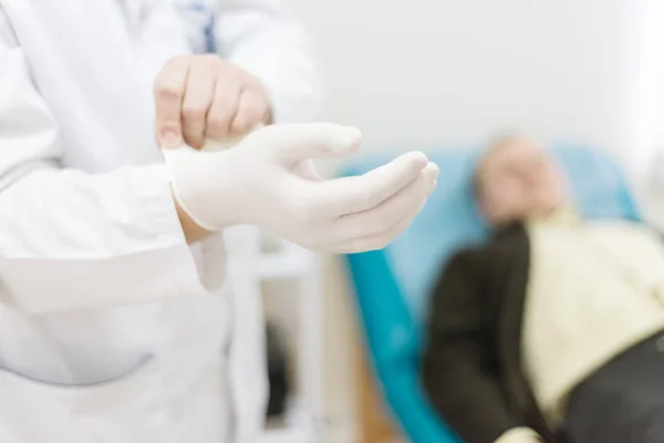 Doktor tıbbi eldiven giyer