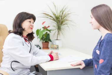 Doktor ve kadın hasta.