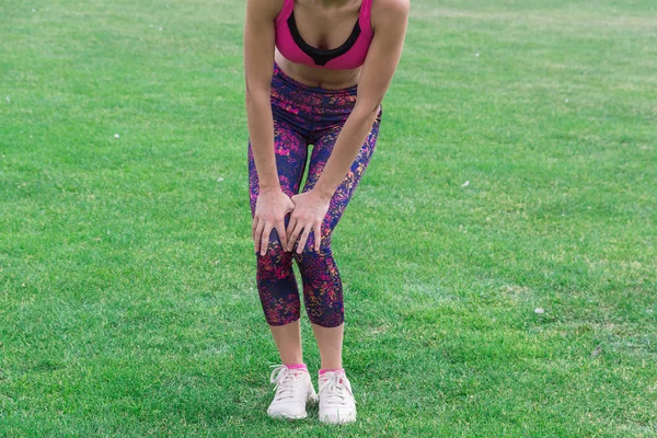 Mujer joven haciendo ejercicio —  Fotos de Stock