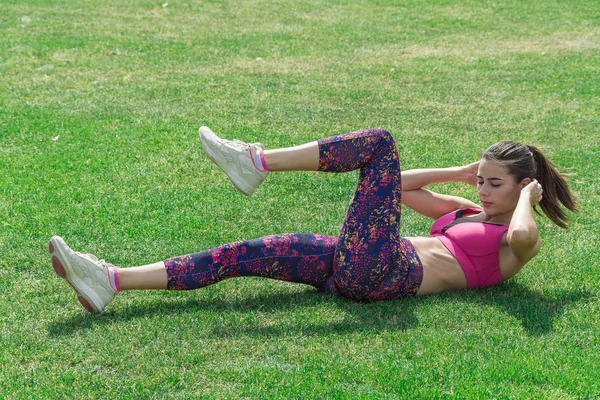 Young woman working out — Stock Photo, Image