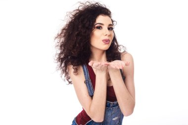 Çekici güzel bir kadın hava öpücüğü veriyor.