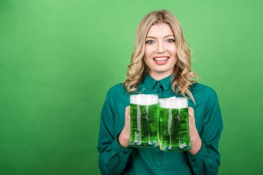 yeşil bira iki kupalar için St. Pa tutan güzel sarışın kadın