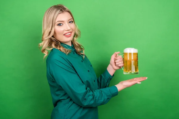 Portrait d'une femme blonde avec un verre de bière en chemise verte o — Photo