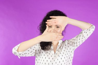 bir sınır ar oluşturmak için ellerini kullanan genç kıvırcık esmer kadın