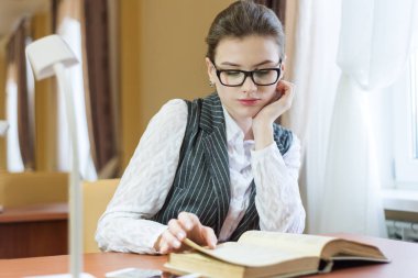 genç kadın öğrenci kitap seyirci okuma