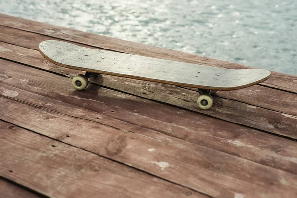 Skateboard auf dem Pier — Stockfoto