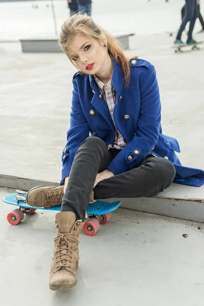Модний портрет красивої молодої жінки хіпстер з скейтбордом — стокове фото