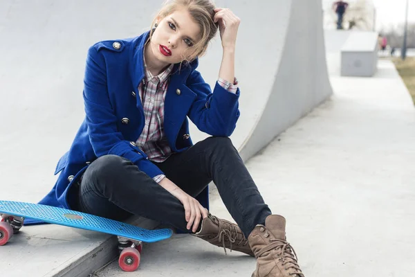 Modeporträt einer hübschen jungen Hipsterin mit Skateboard — Stockfoto