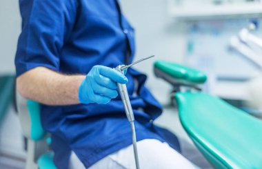 diş hekimi diş Yardımcısı araçları tutarak. Diş 3-yönlü hava su S