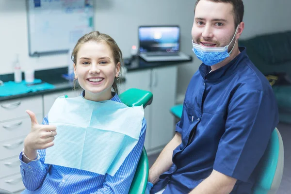 Close-up van portret van leuke jonge vrouw doet duimen omhoog bij benoeming — Stockfoto