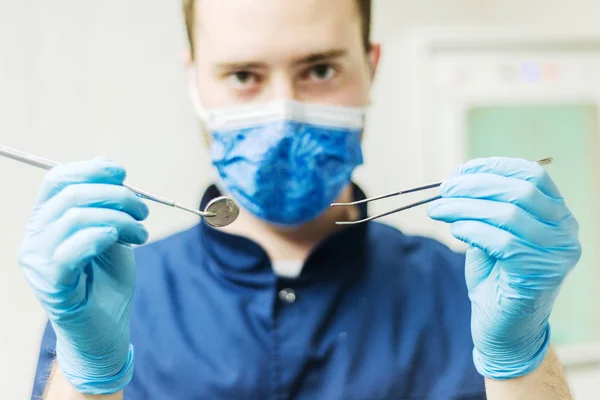Οδοντίατρος κρατώντας καθρέφτη και γάντζο - κινηματογράφηση σε πρώτο πλάνο — Φωτογραφία Αρχείου