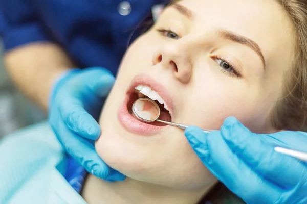 Vista de cerca de la boca abierta durante el chequeo oral en el dentista — Foto de Stock