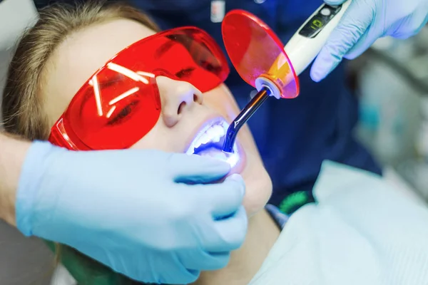 Close-up portret van een vrouwelijke patiënt bezoeken tandarts voor tanden — Stockfoto