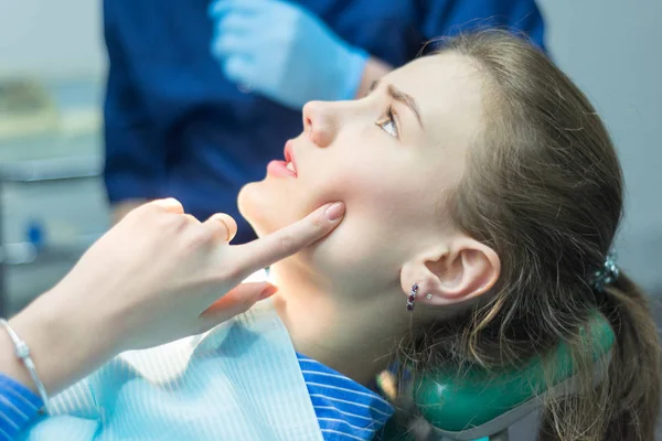 Lidé, medicíny, stomatologie a zdravotnictví koncepce - žena pa — Stock fotografie