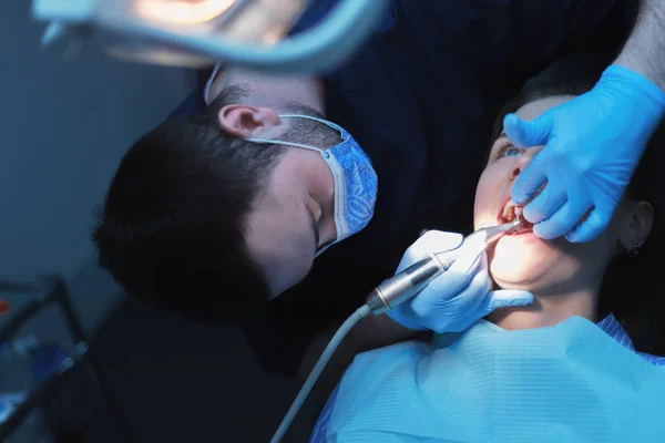 Dentiste travaillant chez les patients dents — Photo