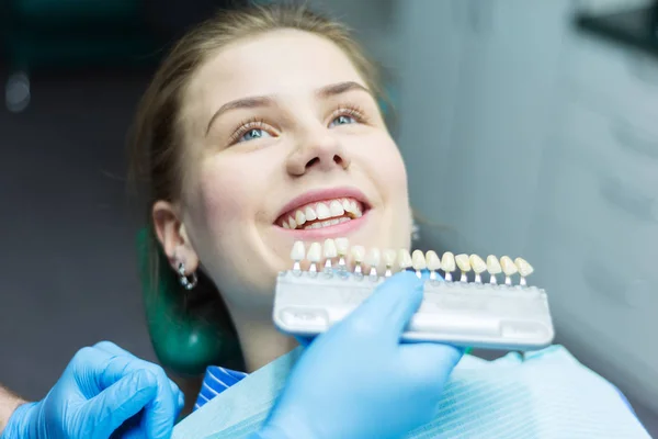 Gros plan portrait de jeunes femmes sur chaise de dentiste, Check and sel — Photo