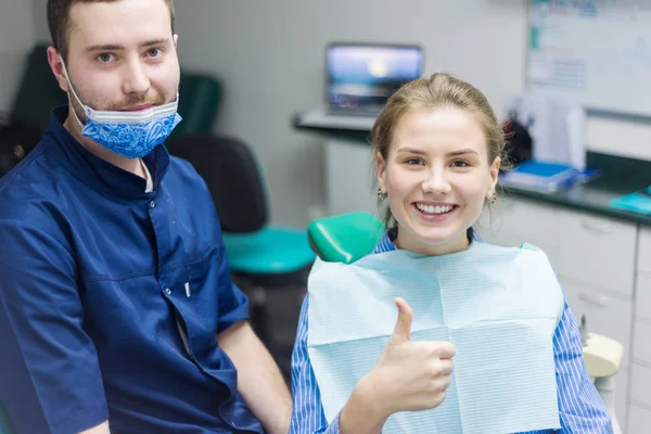 Close-up van portret van leuke jonge vrouw doet duimen omhoog bij benoeming — Stockfoto