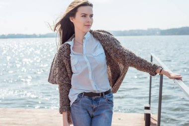 Bahar ya da yaz hap gülümseyen güzel bir genç kadının portresi