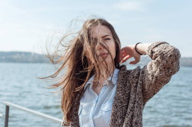 Bahar ya da yaz hap gülümseyen güzel bir genç kadının portresi