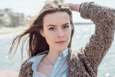 Bahar ya da yaz hap gülümseyen güzel bir genç kadının portresi