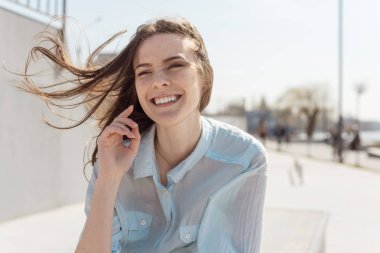 Bahar ya da yaz hap gülümseyen güzel bir genç kadının portresi