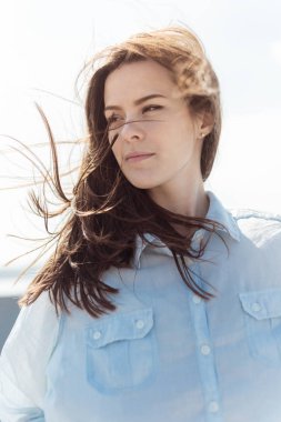 Bahar ya da yaz hap gülümseyen güzel bir genç kadının portresi