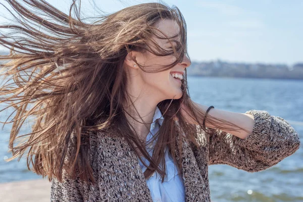 Retrato de primavera o verano de una hermosa joven sonriente hap — Foto de Stock