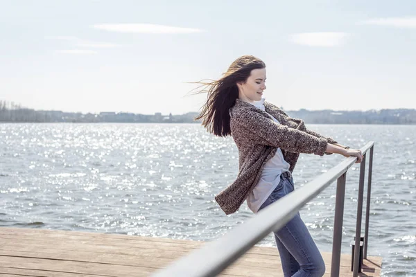 Chica caminando en el lago en el muelle — Foto de Stock