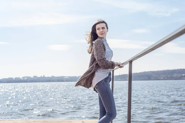 Menina andando no lago no cais — Fotografia de Stock