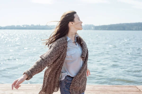 Retrato de primavera o verano de una hermosa joven sonriente hap — Foto de Stock