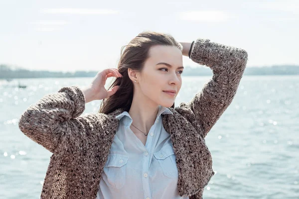 Retrato de primavera o verano de una hermosa joven sonriente hap — Foto de Stock