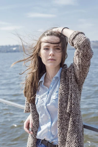 Chica caminando en el lago en el muelle — Foto de Stock