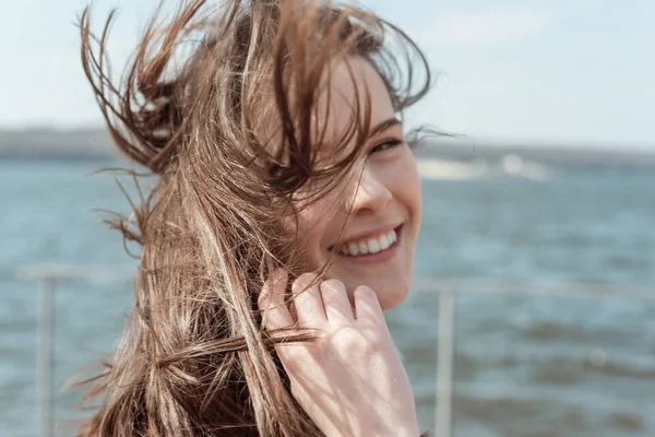 Retrato de primavera o verano de una hermosa joven sonriente hap — Foto de Stock