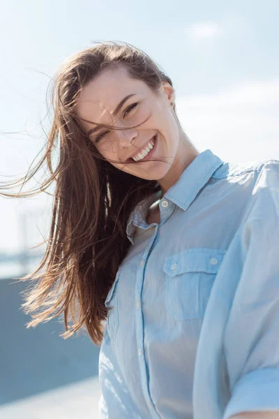 Retrato de primavera o verano de una hermosa joven sonriente hap — Foto de Stock