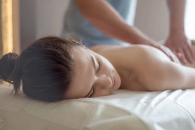 Vücut bakımı. Spa vücut masaj tedavisi. T masajdan sonra kadın
