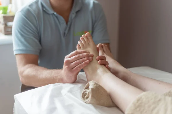Massaggio ai piedi nel salone spa, primo piano — Foto Stock
