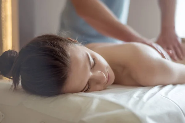 Cura del corpo. Trattamento Spa massaggio corpo. donna avendo massaggio in t — Foto Stock